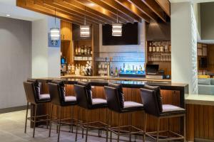 un bar con sillas de cuero en un restaurante en Hyatt Place Fort Worth-Alliance Town Center en Fort Worth