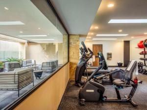 een fitnessruimte met loopbanden en hometrainers in een kamer bij Novotel México City Centro Histórico in Mexico-Stad