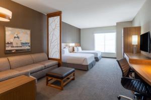 フォートワースにあるHyatt Place Fort Worth-Alliance Town Centerのベッド2台とソファが備わるホテルルームです。