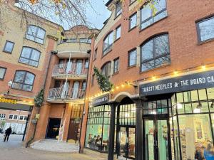 un edificio de ladrillo con una tienda delante de él en Spires View, en Oxford
