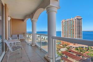 ein Balkon mit Stühlen und Blick auf das Meer in der Unterkunft Portofino Island Resort 1-1306 in Pensacola Beach
