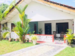 Family Villa Mirissa في ميريسا: اطلالة المنزل من الخارج