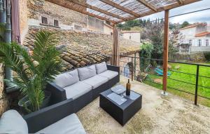 Posedenie v ubytovaní Maison de caractère chaleureuse avec grand jardin