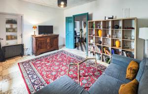 Televízia a/alebo spoločenská miestnosť v ubytovaní Maison de caractère chaleureuse avec grand jardin