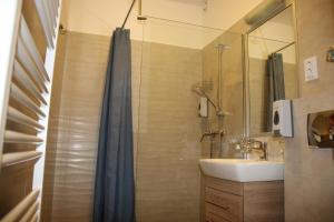 ein Bad mit einer Dusche und einem Waschbecken in der Unterkunft Relax & Therapy in Bad Tatzmannsdorf