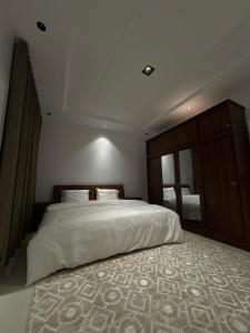Een bed of bedden in een kamer bij Family Modern 2BDR Apartment