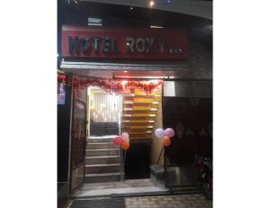 un edificio con un cartel que lee Hotel Roxy en Hotel Roxy DX, Gaya, Bihar en Gaya