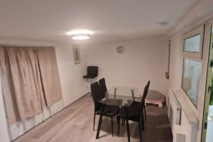 ein Esszimmer mit einem Tisch und Stühlen in der Unterkunft 3 Bedrooms semi-detached house,near airport,NEC in Birmingham