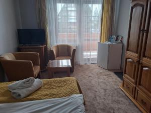 Habitación de hotel con cama y TV en Willa Wisienka, en Zakopane