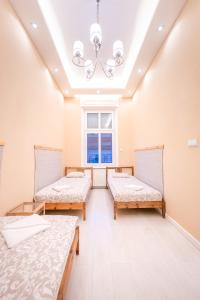 um quarto com duas camas e uma janela em Erzsebet19 Apartment em Budapeste