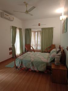 1 dormitorio con 1 cama en una habitación en Raaga on the Beach, en Kannur