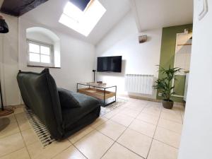 a living room with a couch and a tv at Dupplex, centre ville in Blois
