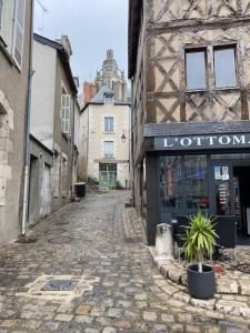 um beco numa cidade velha com um edifício em Dupplex, centre ville em Blois