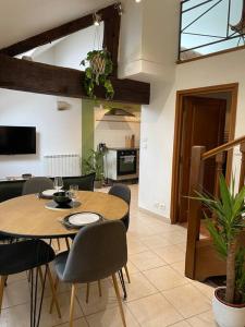 a dining table and chairs in a living room at Dupplex, centre ville in Blois