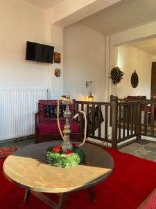 een woonkamer met een tafel met een trofee erop bij La casa Varsani in Anilio Metsovo