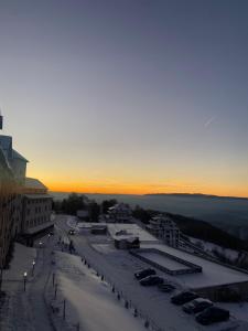 widok na miasto ze śniegiem na ulicy w obiekcie Milmari Resort & Spa P19 w mieście Bukorovac