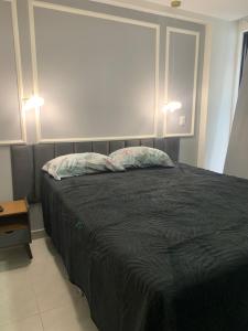 Un dormitorio con una cama con dos luces. en lindo apt a 200 m da praia em Joao pessoa en Cabedelo