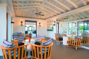 Le Meridien Mahabaleshwar Resort & Spa في ماهاباليشوار: غرفة طعام مع كراسي وطاولة وطاولة وكرسي