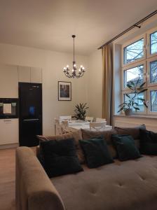 sala de estar con sofá grande y mesa en Laurowy - Apartamenty Smart Projekt en Tarnów