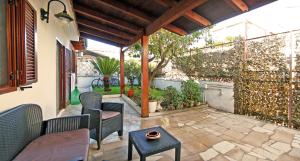 un patio al aire libre con sillas y mesa en Sea breeze Villa - Luna apartment, en Bari Palese