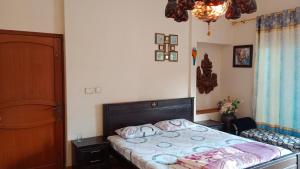 ein Schlafzimmer mit einem großen Bett in einem Zimmer in der Unterkunft Saadi Guest House in Karatschi