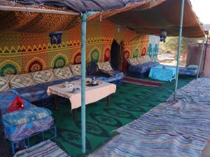 a room with a table and chairs in a tent at Tamaris Camp in Hassilabied