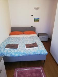 una camera da letto con un letto e due asciugamani di Ai piedi del Monte Cimone a Fiumalbo