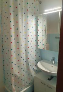 y baño con cortina de ducha y lavamanos. en CrisAnd 4 Brockenblick en Altenau
