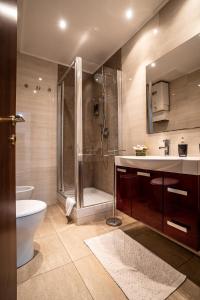 Un baño con ducha, inodoro y lavabo. en Le Cupoline, en Roma