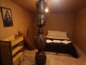 ein kleines Schlafzimmer mit einem Bett in einem Zimmer in der Unterkunft Tamaris Camp in Adrouine