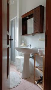 聖費爾迪南多的住宿－PR home，白色的浴室设有水槽和镜子