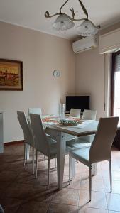 聖費爾迪南多的住宿－PR home，一间带桌椅的用餐室