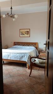 sypialnia z łóżkiem, krzesłem i stołem w obiekcie PR home w mieście San Ferdinando