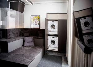 eine Waschküche mit Waschmaschine und Trockner in der Unterkunft YokoLou - Design-Apartments in Koblenz