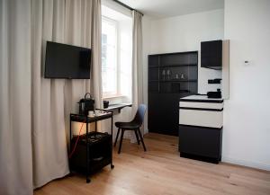 YokoLou - Design-Apartments في كوبلنز: مطبخ مع مكتب وطاولة مع كرسي