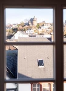 Ein allgemeiner Bergblick oder ein Berglick von des Aparthotels aus