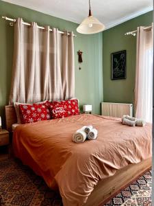 1 dormitorio con 1 cama grande y toallas. en Traditional Apartment in Volos, en Volos