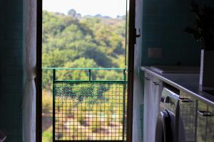 una ventana en una cocina con vistas a los árboles en Home Sweet Home, en Vignanello