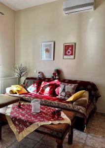 1 dormitorio con 1 cama grande con manta roja en Traditional Apartment in Volos, en Volos