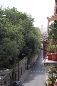 una strada vuota con alberi e un edificio di Home Sweet Home a Vignanello