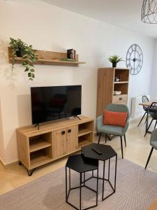 TV a/nebo společenská místnost v ubytování Ubena Apartamento con piscina Playa 3 km VUT-4606-AS + 18 fotografií