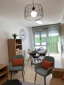 Posezení v ubytování Ubena Apartamento con piscina Playa 3 km VUT-4606-AS
