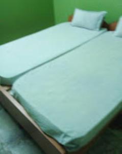 Кровать или кровати в номере Meera Guest House,Cuttack