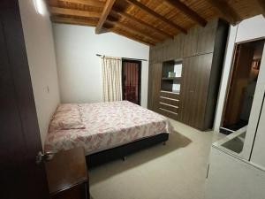 een slaapkamer met een bed en een dressoir bij Cómodo y familiar apartamento en Niquia in Bello