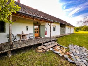 uma casa com um deque de madeira em frente em Aracsa Farm és Vendégház Kis Balaton és termál fürdők em Egeraracsa