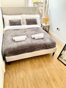 1 Bedroom Apartment 3 mins walk Mile End Station في لندن: غرفة نوم عليها سرير ووسادتين