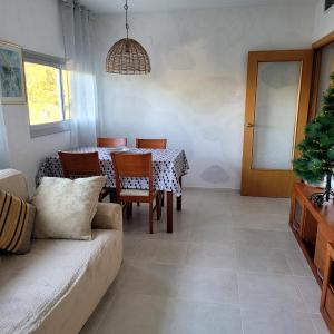 sala de estar con mesa y sofá en Entre el mar y PortAventura 2, en Salou