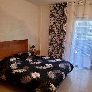 - une chambre avec un lit et une fenêtre dans l'établissement Entre el mar y PortAventura 2, à Salou