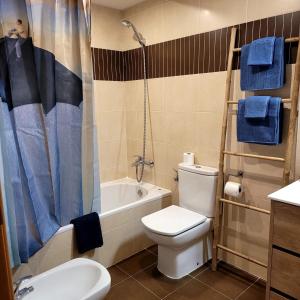 a bathroom with a toilet and a shower and a sink at Entre el mar y PortAventura 2 in Salou