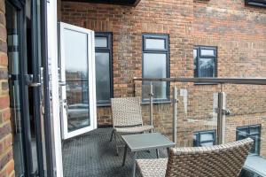 a balcony with two chairs and a table at Modern and Stylish 1 Bed Flat in High Wycombe